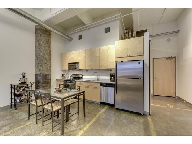 Building Photo - 700 N Washington Ave
