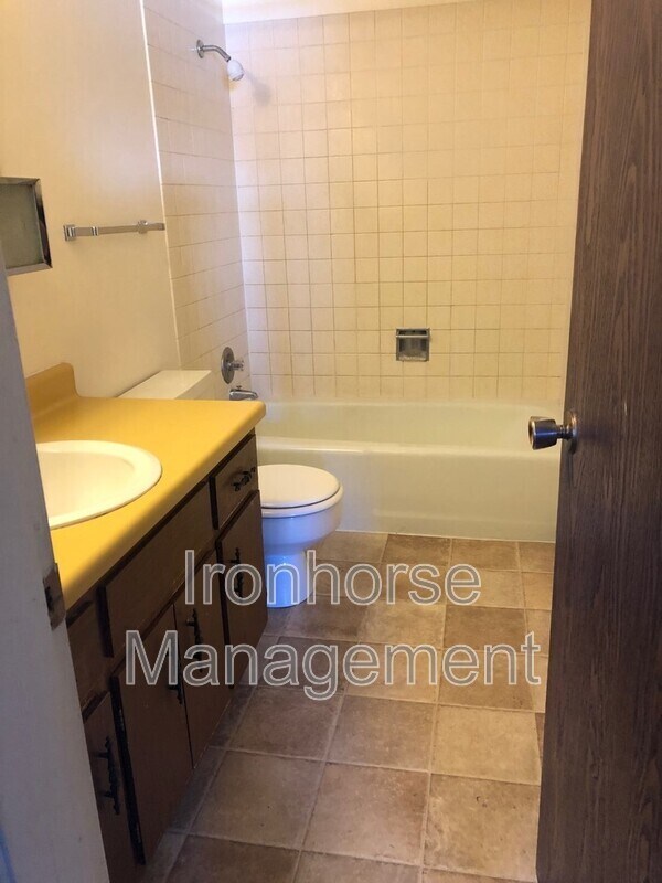 Building Photo - 805 W Villard St