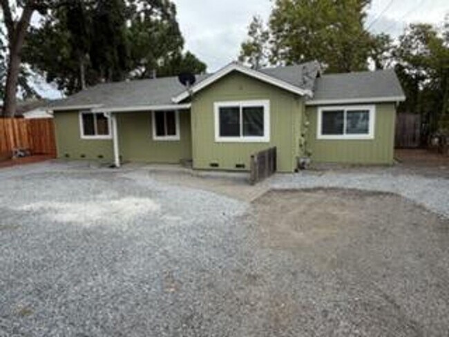 Primary Photo - Totally remodeled 3 bedroom 2 bathroom sin...