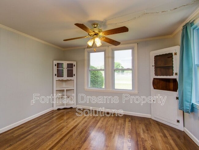 Building Photo - 7507 Greenlawn Dr