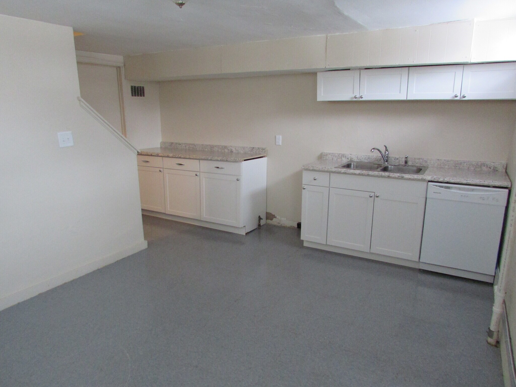 Building Photo - 2284 Hiawatha Park Dr