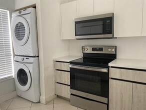 Building Photo - Southeast 8th Street, Hallandale Beach, FL 33009 - 2 BR 2 BA townhouse