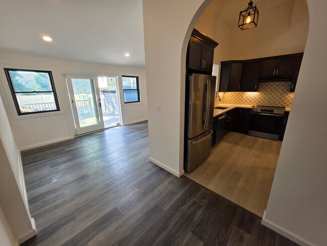 Building Photo - Newly Renovated 3 Bedroom Apartment - Poug...