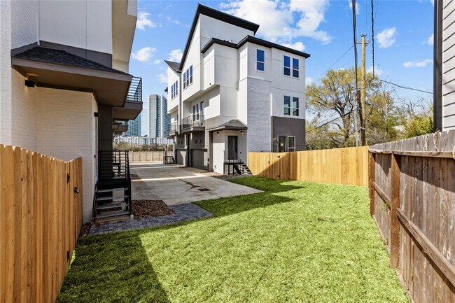 Building Photo - 2509 N MacGregor Way