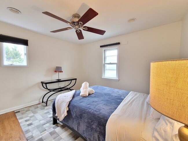 Building Photo - 2017 Woodford Rd