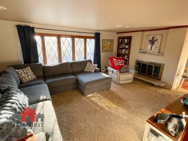 Building Photo - 910 Pine Ridge Dr