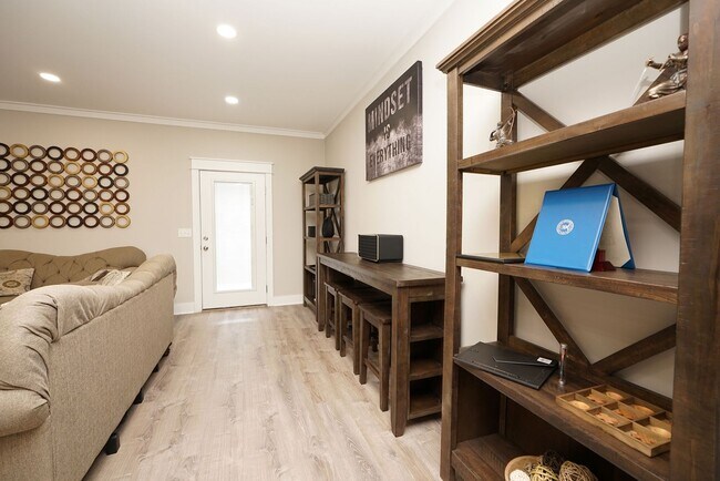Building Photo - Newer Townhome Conveniently Located Near E...