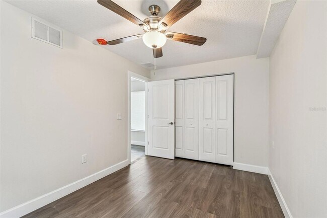 Building Photo - 650 E Tarpon Ave