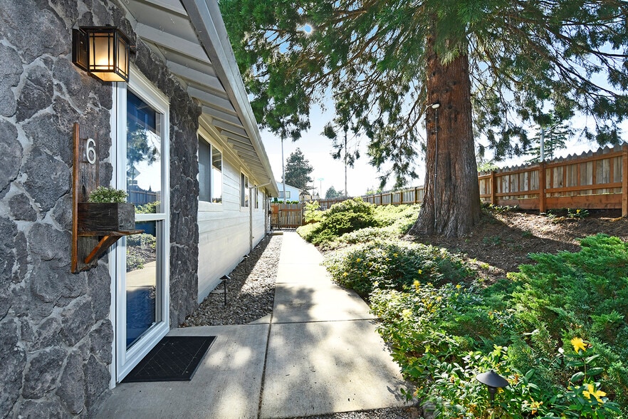 Building Photo - 6 SE 136th Ave