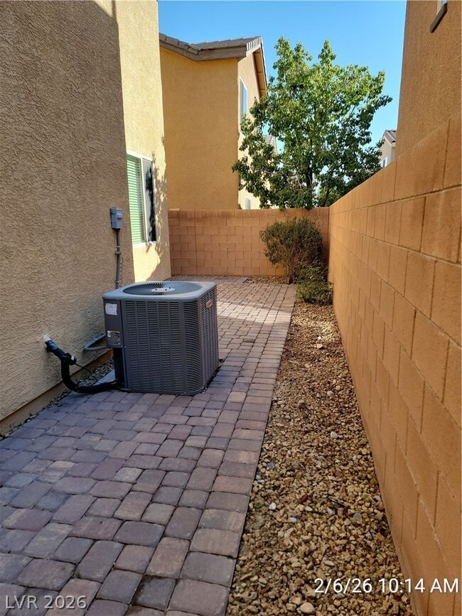 Building Photo - 10449 Yew Blossom Ave