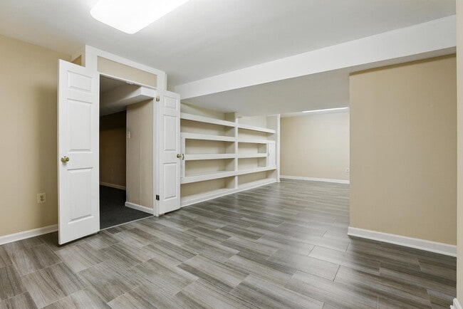 Building Photo - 14720 Peachwood Dr