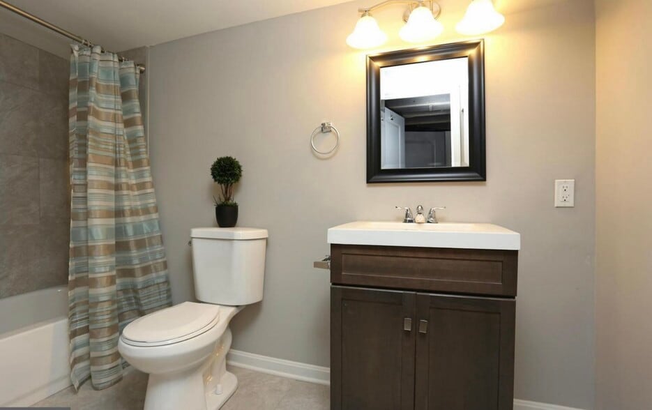 Lower level bathroom - 3110 Louise Ave