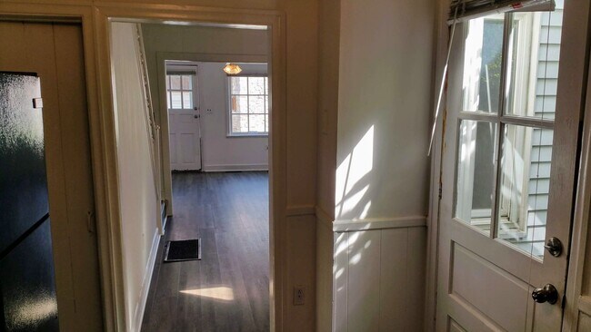 Building Photo - Rare pet-friendly downtown rental with off street parking and fenced yard!