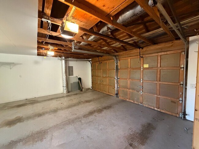 Building Photo - Spacious 4BR/3BA Home with Deck, Fenced Yard & Garage