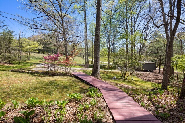 Building Photo - Lovely Home - Beautiful Wooded Setting