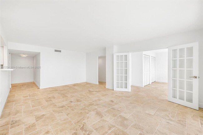 Building Photo - 1420 Brickell Bay Dr