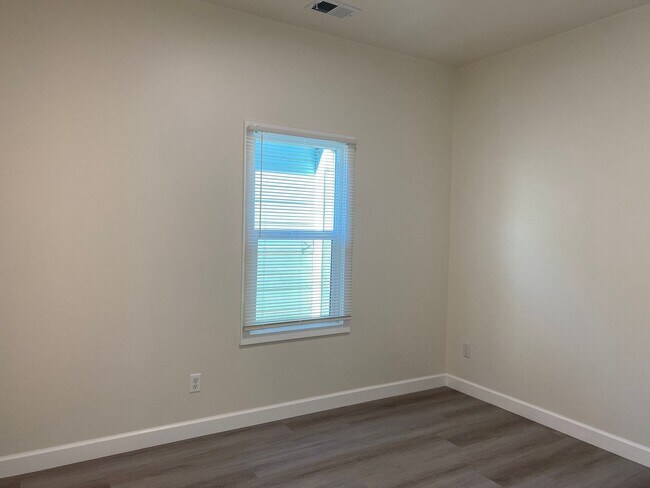 Building Photo - 1711 Bridge Ave