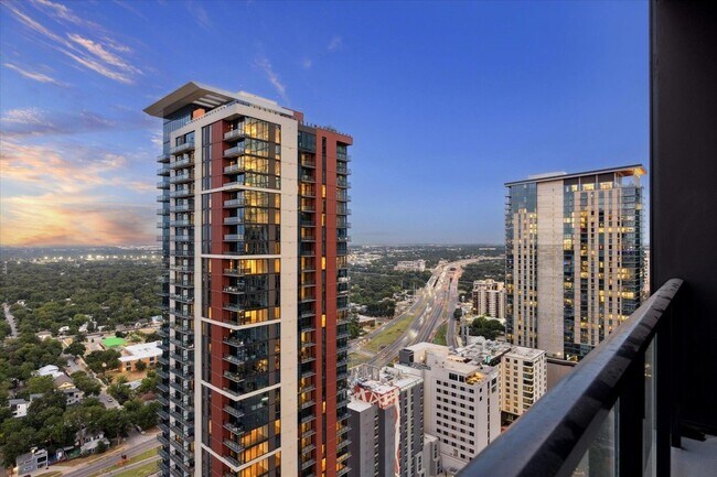 Building Photo - 610 Davis St