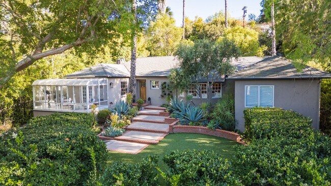 Building Photo - S of the Blvd - upgraded 4+3 w/pool + views!