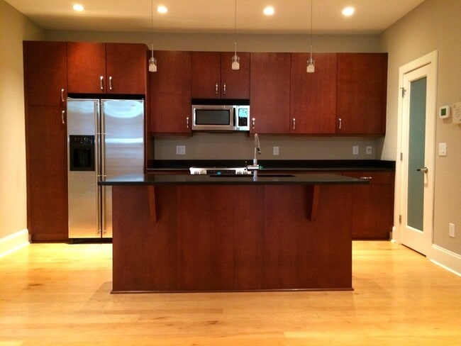 Building Photo - Luxury Unit in Trendy Midtown, Off-Street Parking, Walk to Upper King!