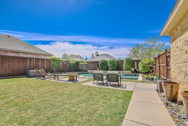 Building Photo - Gorgeous home with Pool