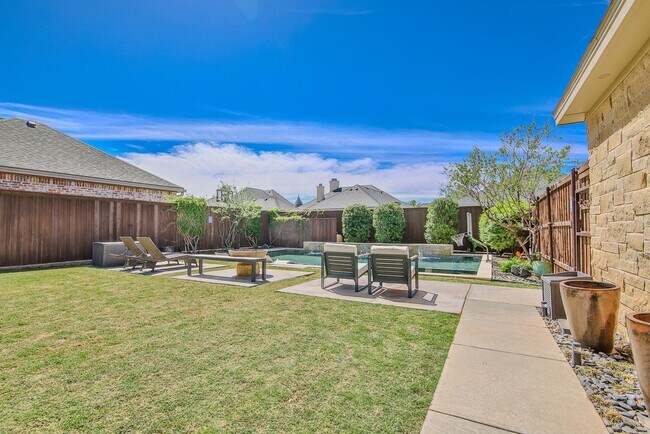 Building Photo - Stunning 4-Bedroom Luxury Home with Resort-Style Pool in Prestigious Oakmont Estates – Available ...