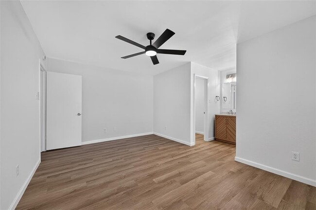 Building Photo - 503 Lakeway Dr