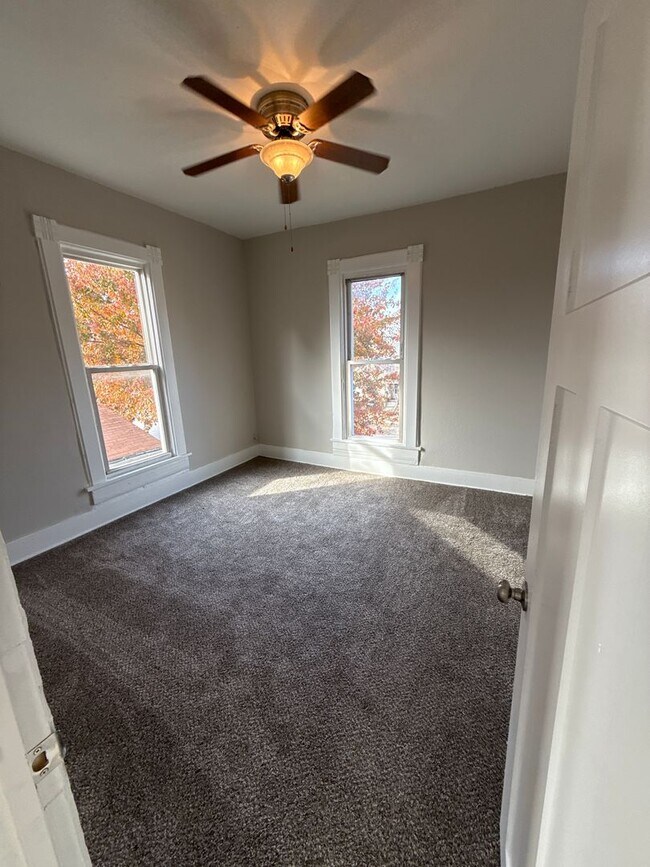 Building Photo - 3 bedroom/2 bath house