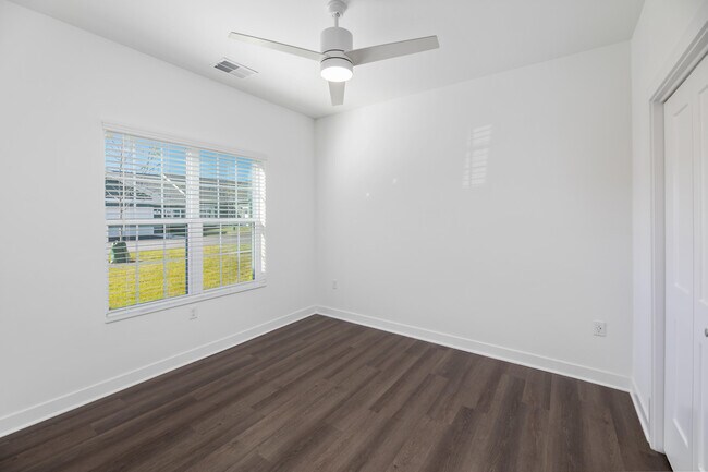 Building Photo - 1811 W Wysteria Ln