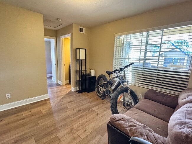 Building Photo - Beautiful and Bright 2-Bedroom Condo