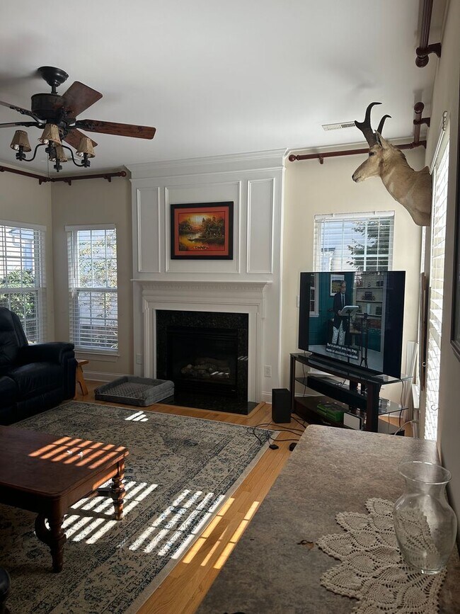 Building Photo - Prime Location, Five Forks! Lease only