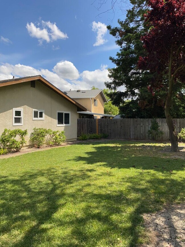 Building Photo - 2720 Summerfield Dr