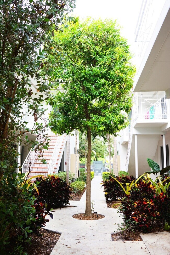 Building Photo - Beautiful garden unit with 1bed/1bath in t...