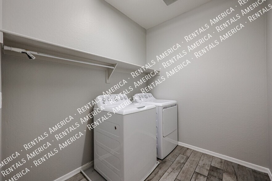 Building Photo - 1936 S Sycamore Pl