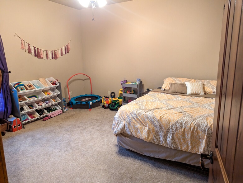 Building Photo - 5013 Deerfield Ave