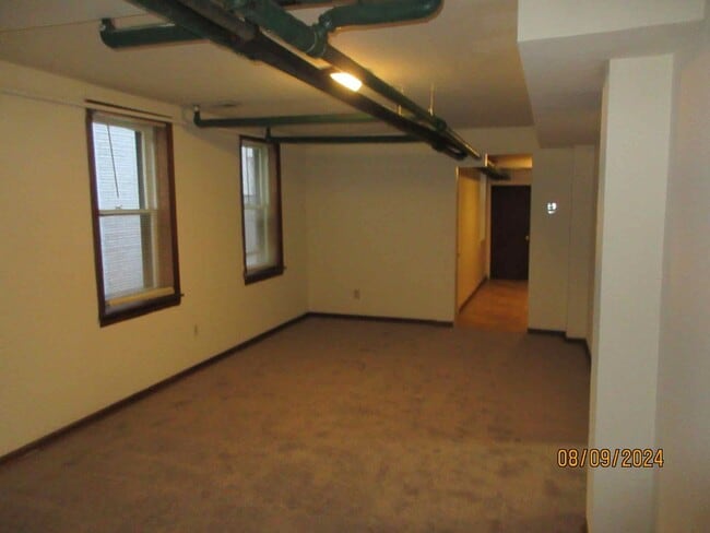 Building Photo - 819 E Center St