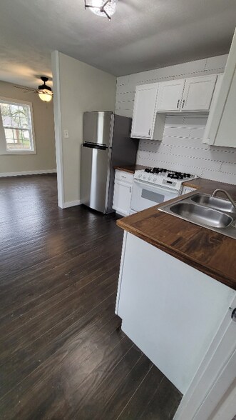 Building Photo - 208 W Chester St