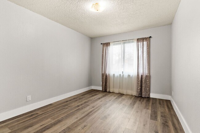 Building Photo - 2606 Lake Rd