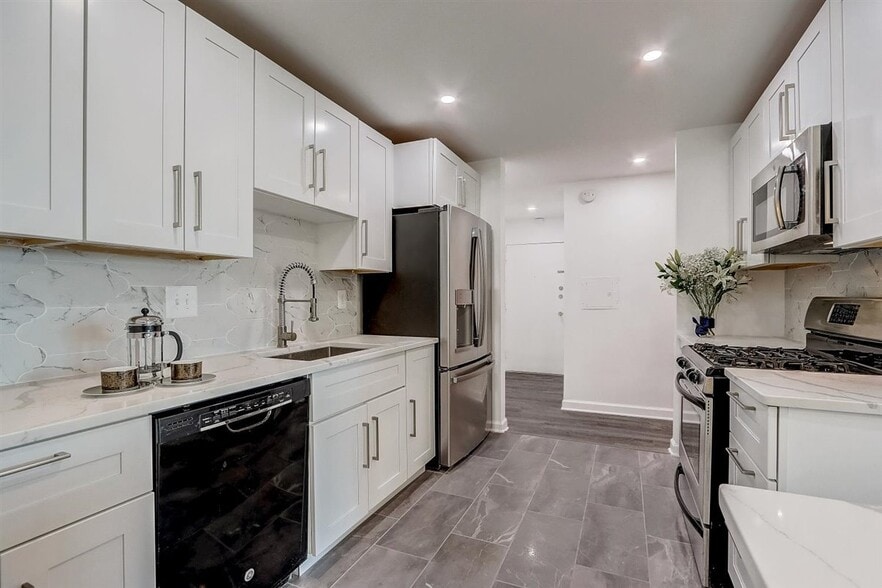 Gorgeous remodeled kitchen - quartz countertop, marble backsplash, extra large refrigerator/freezer. - 240 M St SW
