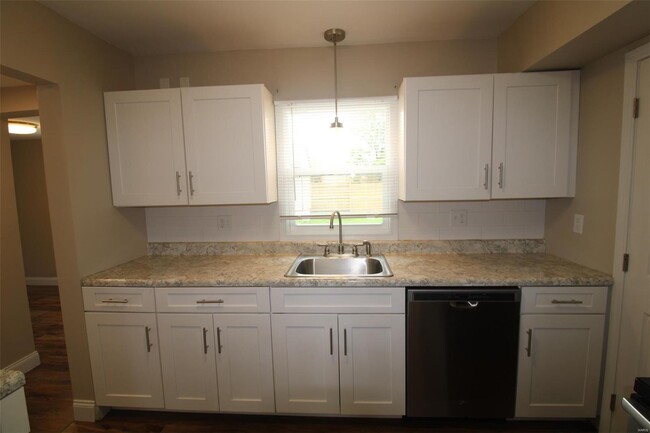 Building Photo - 428 Chamberlin Dr