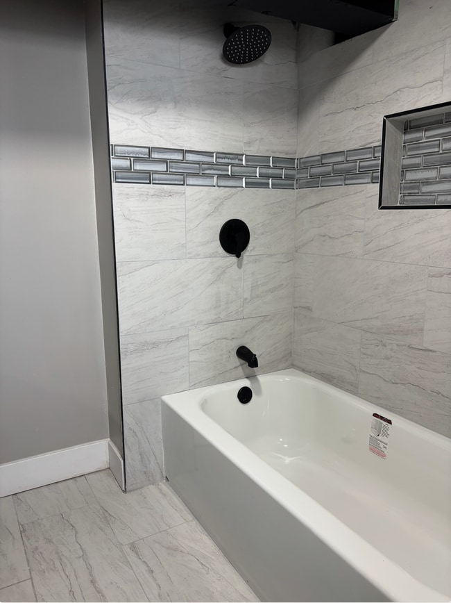 Building Photo - Spacious Open Concept Fully Renovated 3Bedroom 2 Bath Home