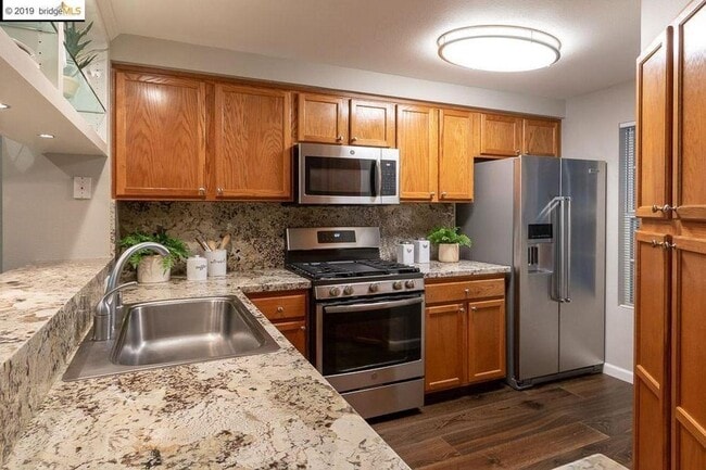 Building Photo - Comfortable 2BR Condo with Patio - Gated Oakland Living