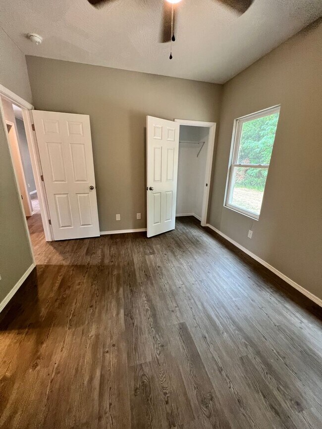 Building Photo - 4 bedroom 2 bath Bolivar MO