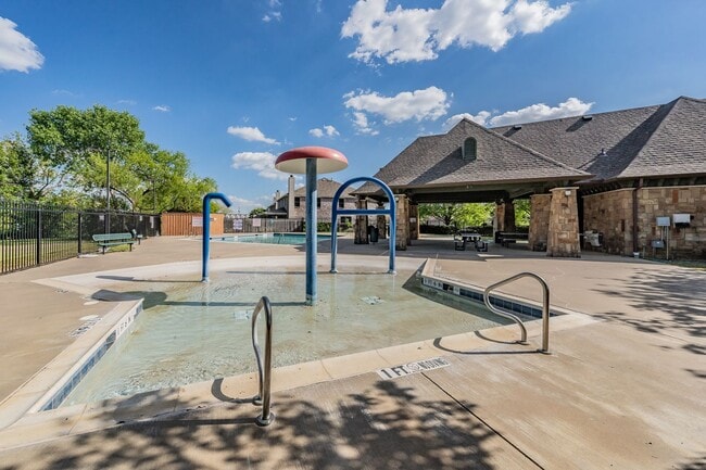 Building Photo - 3bed/2bath Cozy Chic with Backyard Oasis