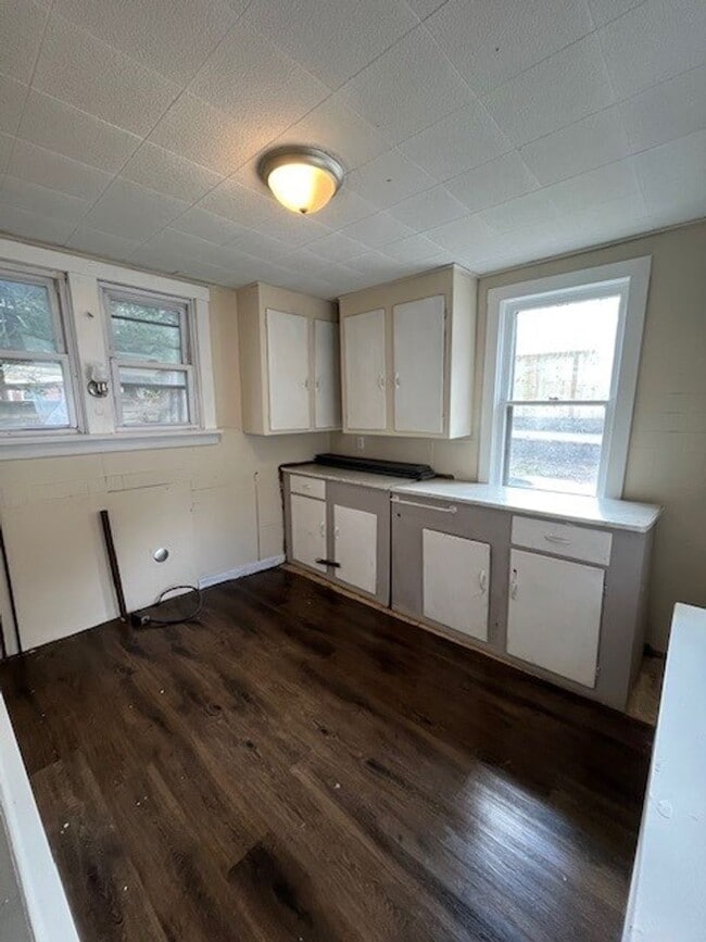 Building Photo - 4 bedroom 2 bathroom