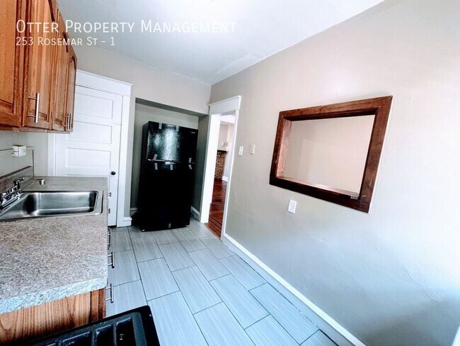 Building Photo - 253 Rosemar St
