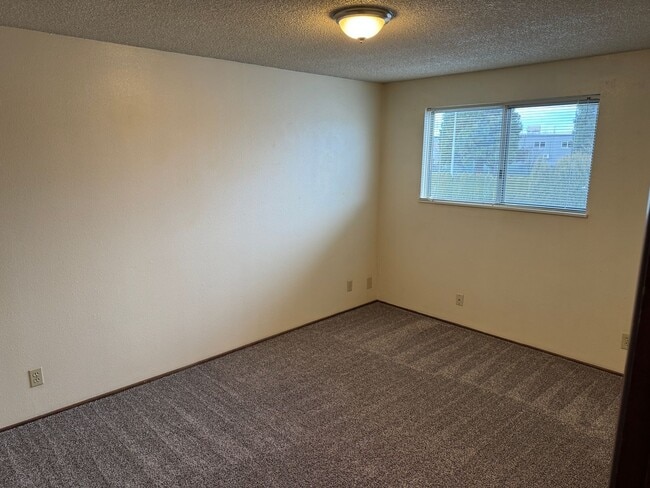 Building Photo - Updated 2 bedroom 1 1/2 bath duplex in Springfield!