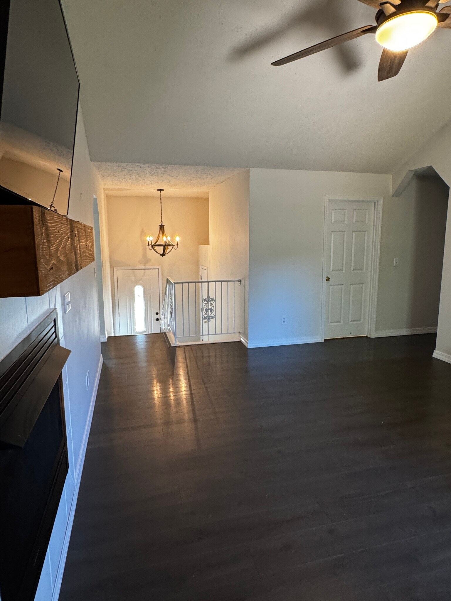 Living room - 1107 E Robin St