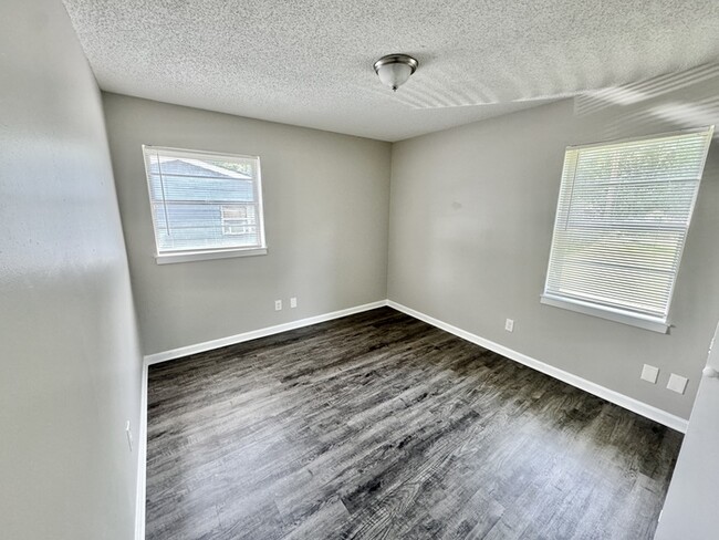 Building Photo - 3943 Maynard Dr