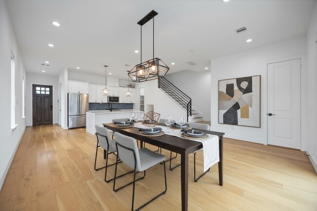 Building Photo - 2215 Mansfield St